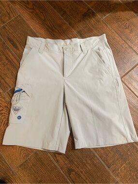 Columbia Men's Light Gray Cargo Shorts with Side Utility Pocket and Accent